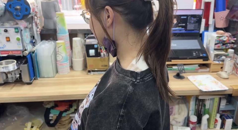 鄰店燒金紙不加蓋火星隨風飄　飲料店老闆娘脖子遭二度燙傷