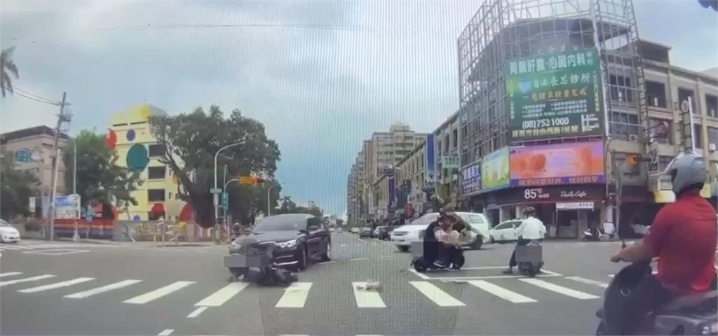 狂男飆車「闖紅燈遭撞」人秒噴出 擊落「待轉區2騎士」影片網嚇:本來會死