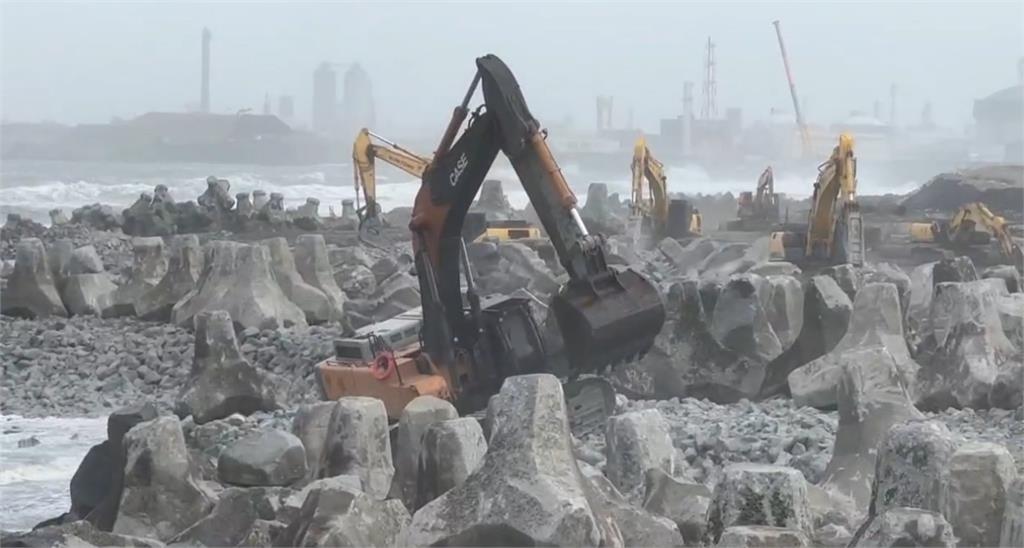強風釀災!苗栗多起路樹倒車輛翻溝 台中港破堤