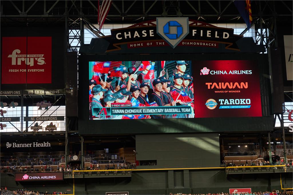 MLB/中職傳奇球星張泰山開出漂亮好球!響尾蛇台灣日圓滿落幕