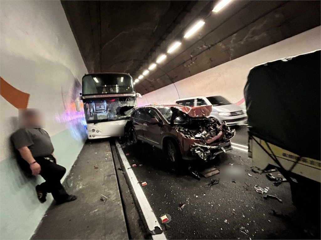 快新聞／國5雪山隧道「7車追撞」車流回堵　僅內側開放通行