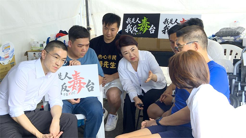 作秀？直擊藍青年「接力絕食」　灑水、閉目、滑手機好愜意