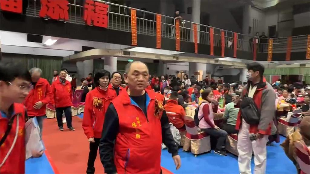 嘉義市福添福基金會圍爐餐會　市長黃敏惠贈紅包給受扶助學生