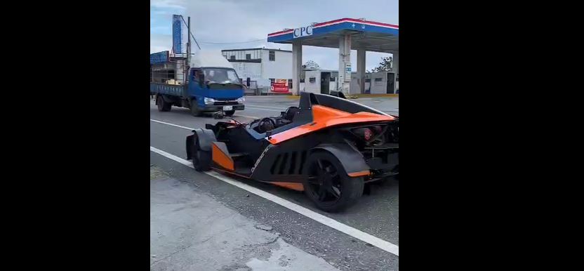 快新聞／KTM X-Bow跑車經中橫疑過彎不慎擦撞　車頭插進大貨車底