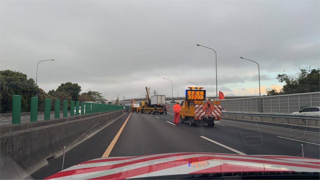 最新/國1大雅交流道小貨車連撞4車 「車頭全爛」畫面曝光