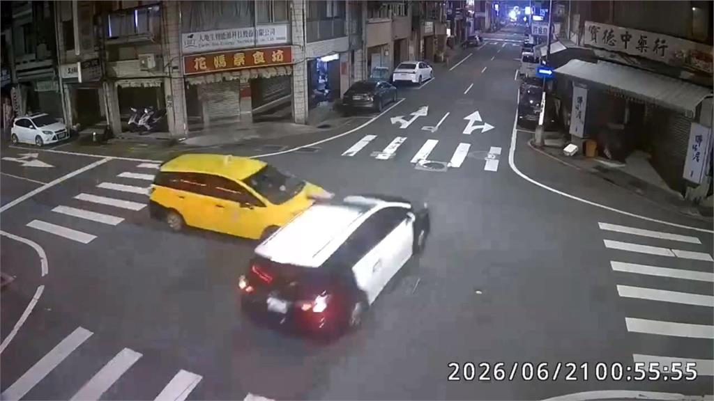 基隆警車追危險駕駛猛衝　行經路口遭小黃撞上釀3傷