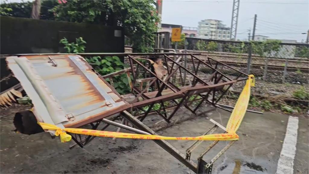 驚魂！　宜蘭礁溪舊招牌橫躺軌道　台鐵區間車「迎面撞」拖吊維修