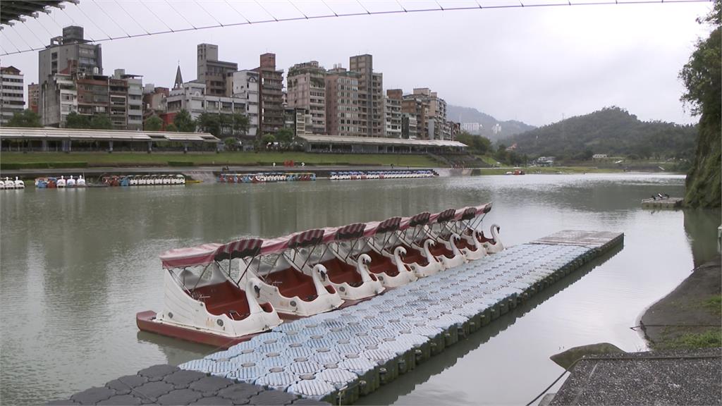 情侶踩天鵝船悠遊碧潭　女子竟慘遭魚鉤插進小腿