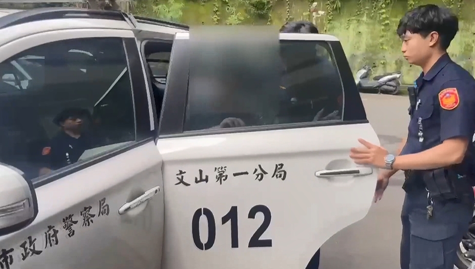 不滿老翁違停紅線！　木柵男持鐵撬「徒手毆人」