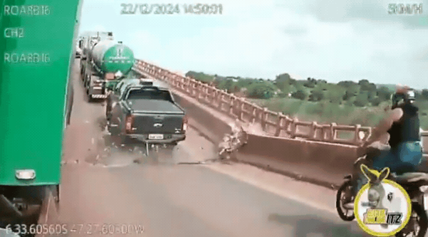 巴西大橋「垂直崩塌」14人慘死!「人車墜河」奪命瞬間曝光…騎士騰空飛起