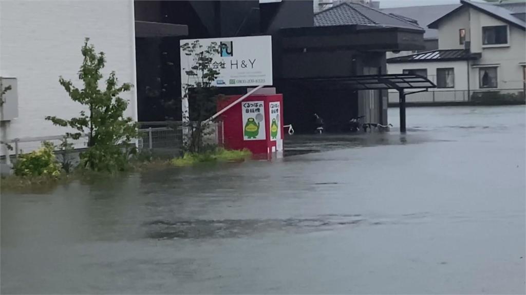 畫面曝光！日本九州3倍雨量狂灌　大水淹掉房屋半層樓、急撤128萬人