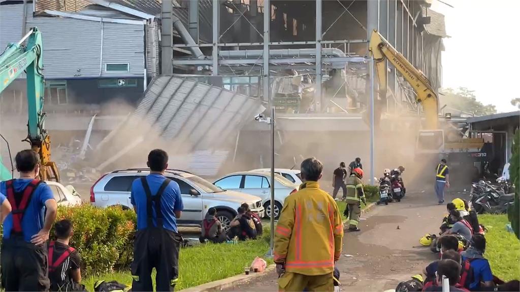 屏東球具工廠週五傍晚爆炸 重機具進駐開挖尋獲2員工遺體
