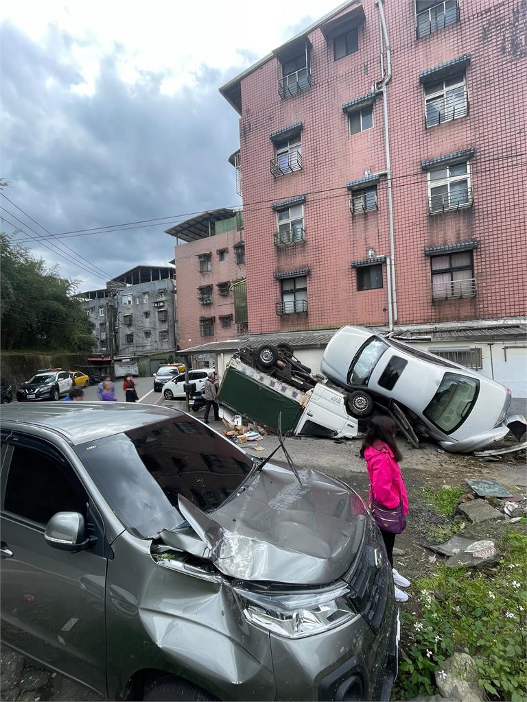 最新／北市驚傳連撞三車衝入民宅！小客車側翻　疊貨車前輪