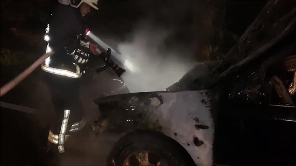 休旅車底盤冒火還在開 過沒多久「火燒車」幸駕駛逃出