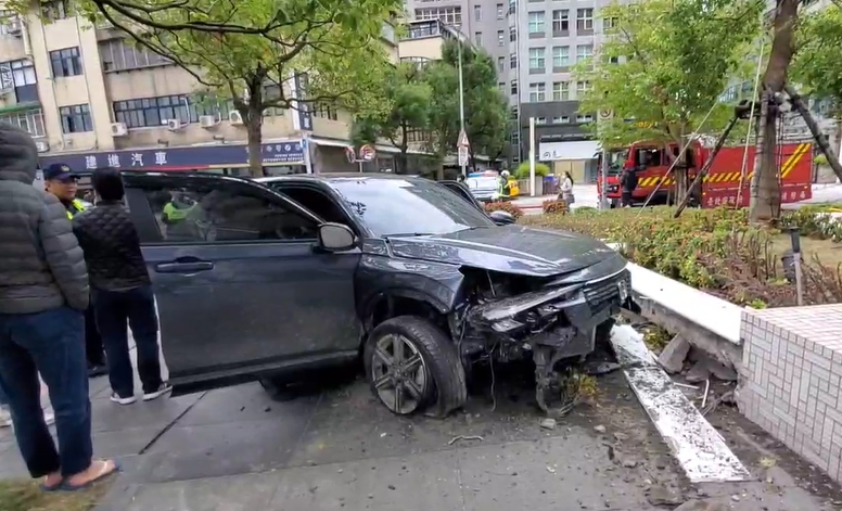 快新聞／北市內湖嚴重車禍！撞爛整排機車　休旅車撞到起飛驚悚畫面曝光