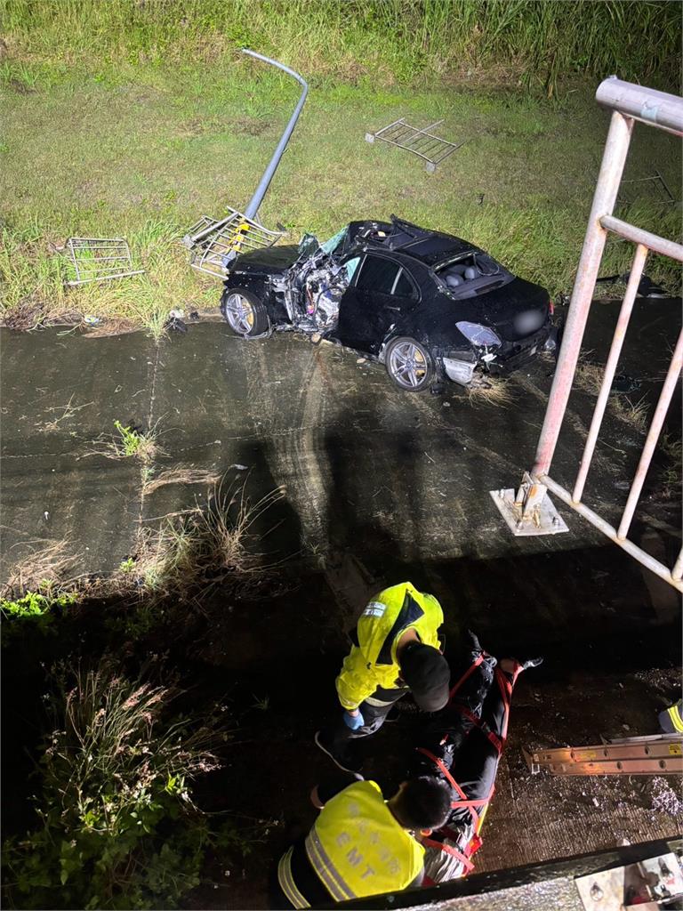 最新／天雨路滑！樹林29歲男「連人帶車」墜河堤　傷勢嚴重急救中