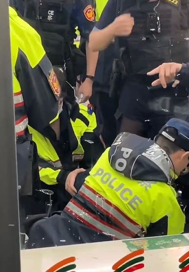 酒後情緒失控? 萬華青山宮遶境 男子與友人大鬧超商