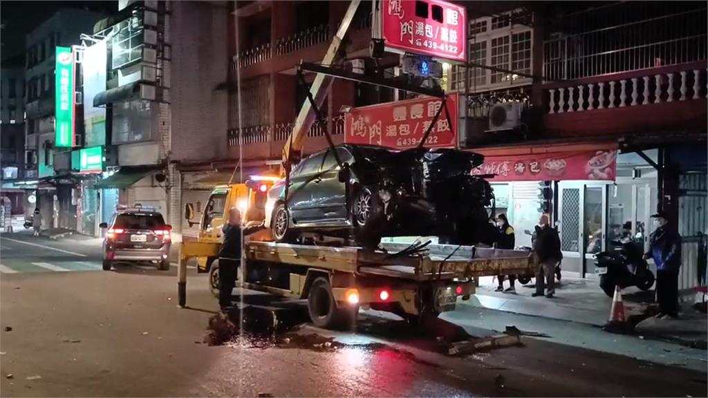 貪快釀禍!花蓮騎士搶黃燈遭撞飛命危 桃園開車競速撞爛民宅