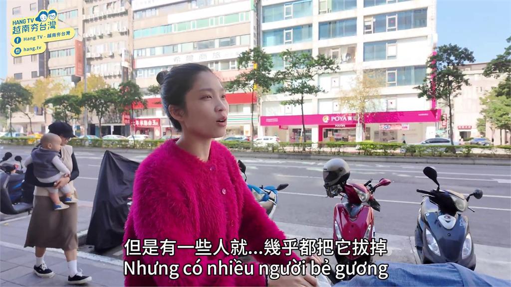 越南妞初來台「見機車後照鏡有2個」興奮合照 原因曝光笑翻全網