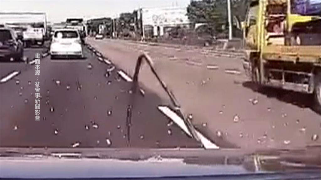 驚!國道突飛來怪手窗框 後車閃避不及釀追撞