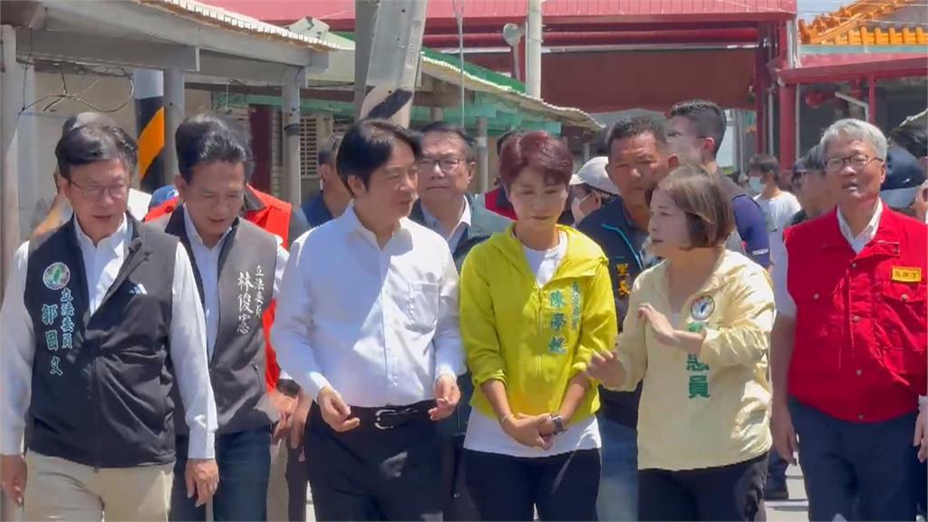 總統爬鋁梯只為這件事! 遞水給屋頂施工人員