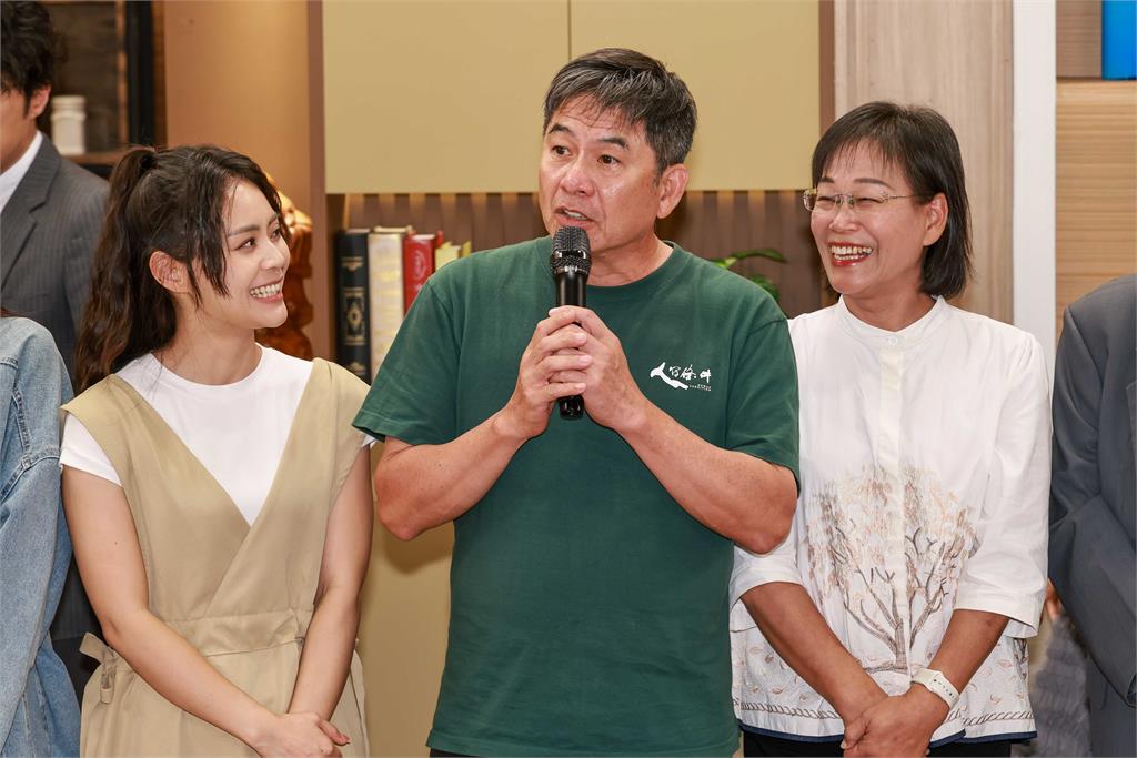 雲林產地直送！副縣長謝淑亞攜農特產進擊民視 探班《豆腐媽媽》慶收視第一送「大粽」