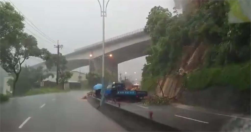 快新聞／雨灌竹縣多處道路積水　邊坡樹倒、騎士驚險涉水