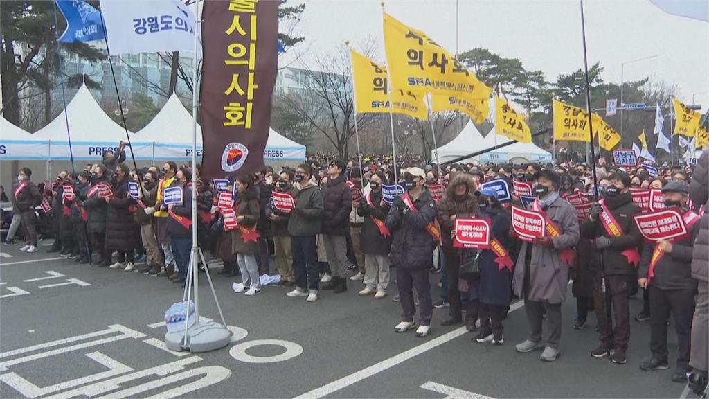 南韓醫師罷工示威滿月　政府拒讓步！開鍘吊扣醫師執照
