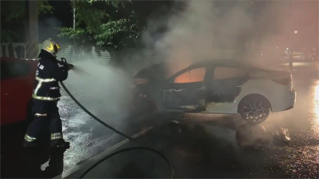 高雄大寮自撞火燒車 兩人及時逃出 駕駛酒測0.12