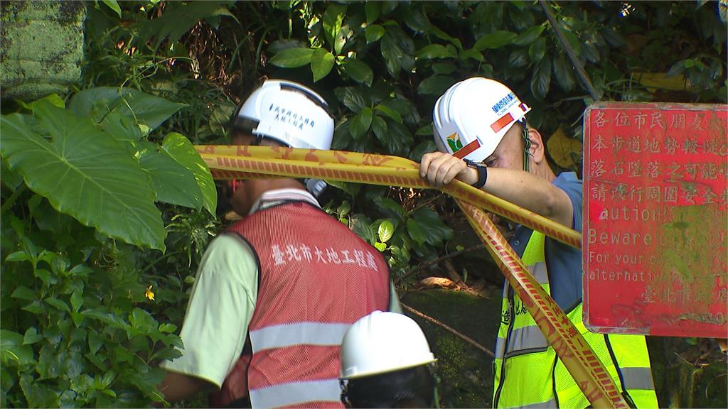 連日大雨釀步道侵蝕！上百顆碎石掉落　砸穿圓山保齡球館