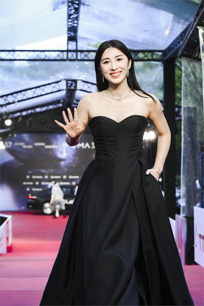 金曲37／李竺芯正面開大招「頂超巨芒果」登紅毯！ØZI深V西裝帥翻全場