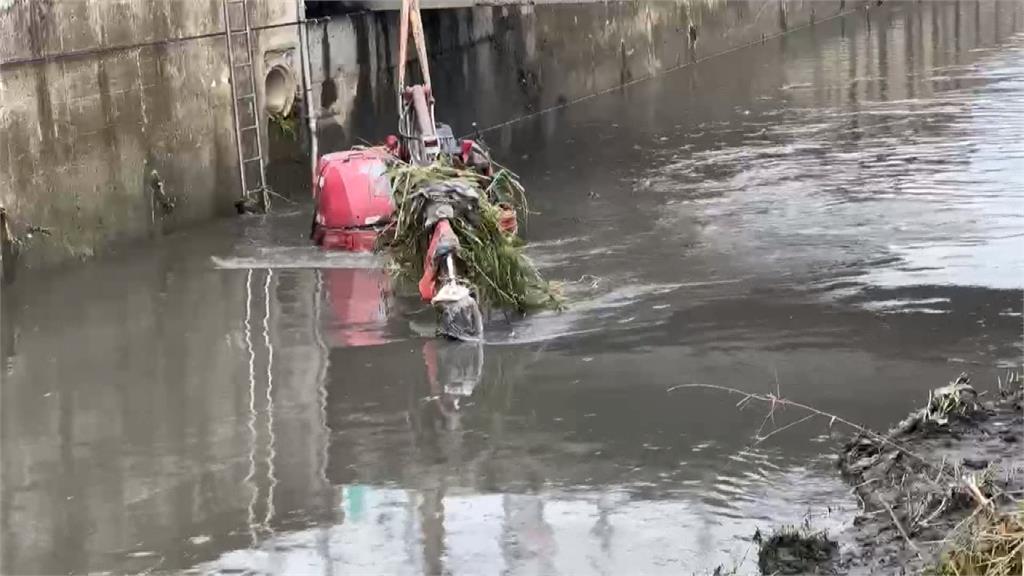 大雨狂炸　彰化挖掘機　排水溝清淤遭滅頂