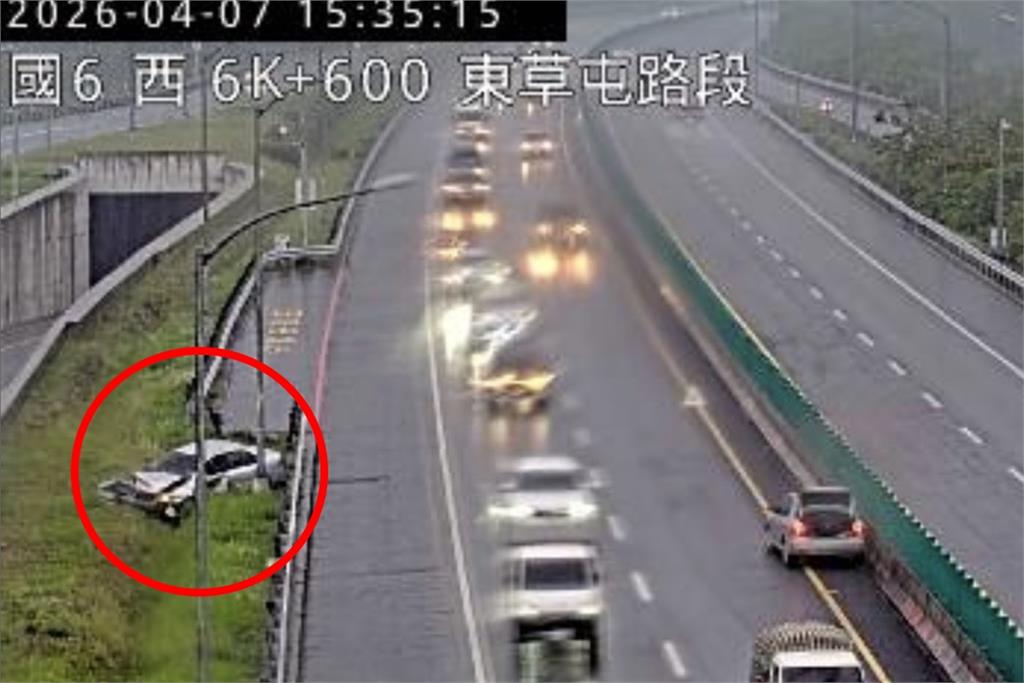 最新／「清明時節雨紛紛」釀禍？轎車衝出國6護欄卡邊坡