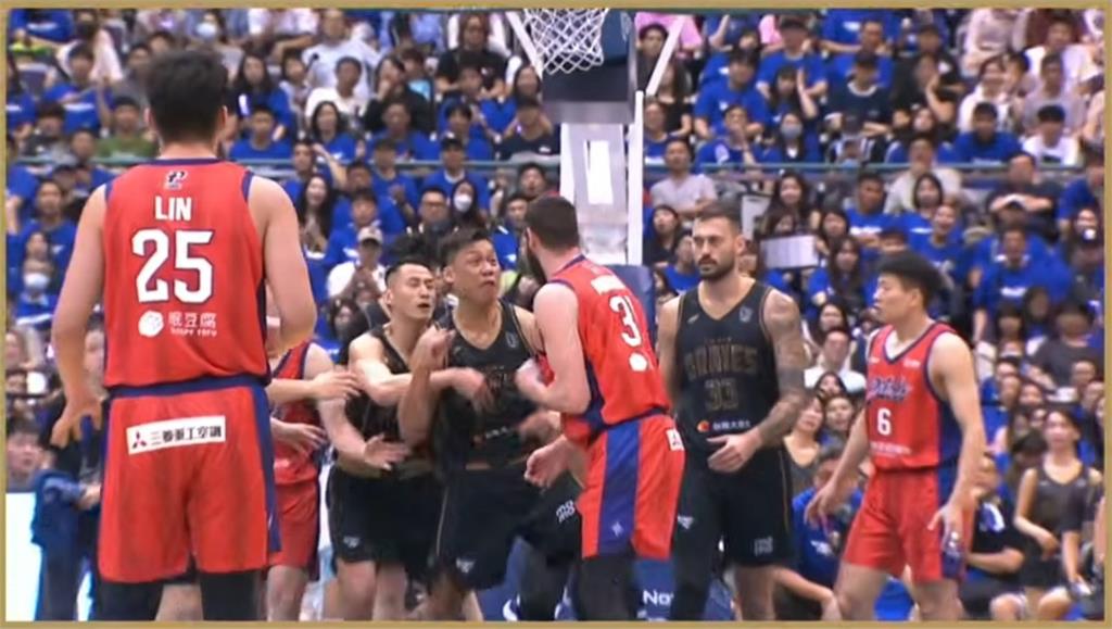 PLG(影)／大場面傑哥怒了！阿提諾硬跨　林志傑野獸爆發許總咆嘯被插T