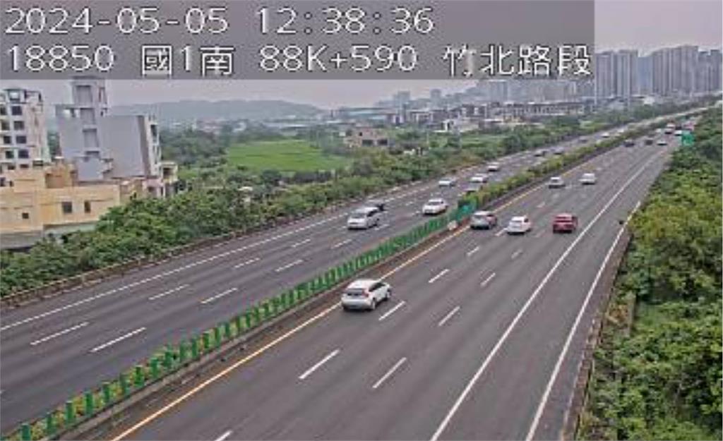 快新聞/國1南向竹北段「國光客運疑遭追撞」 車體橫停路中央「一度回堵」