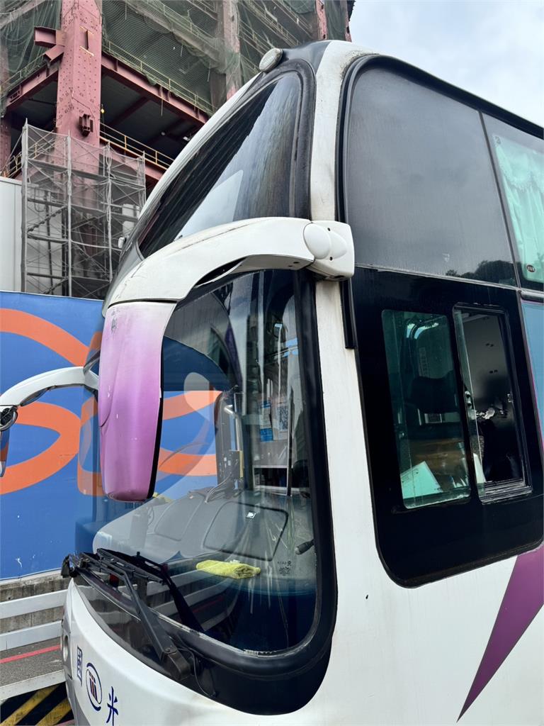 快新聞/交通一度大打結! 北車前「客運擦撞公車」畫面曝光
