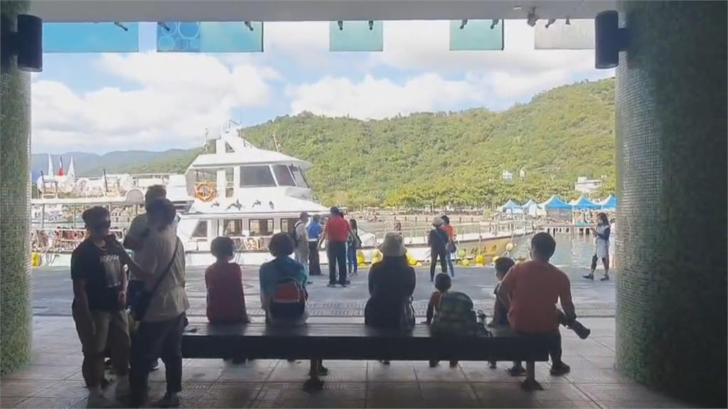 搶看龜山島熿煙奇景　觀光船全出航