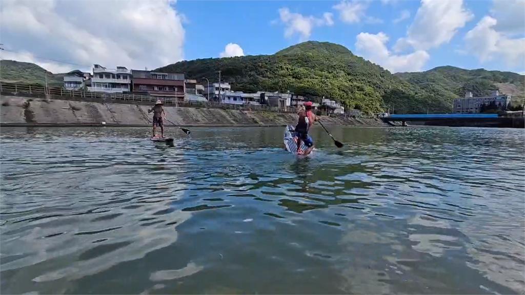 夏日戲水夯!新北萬里瑪鋉溪出海口 成熱門SUP景點