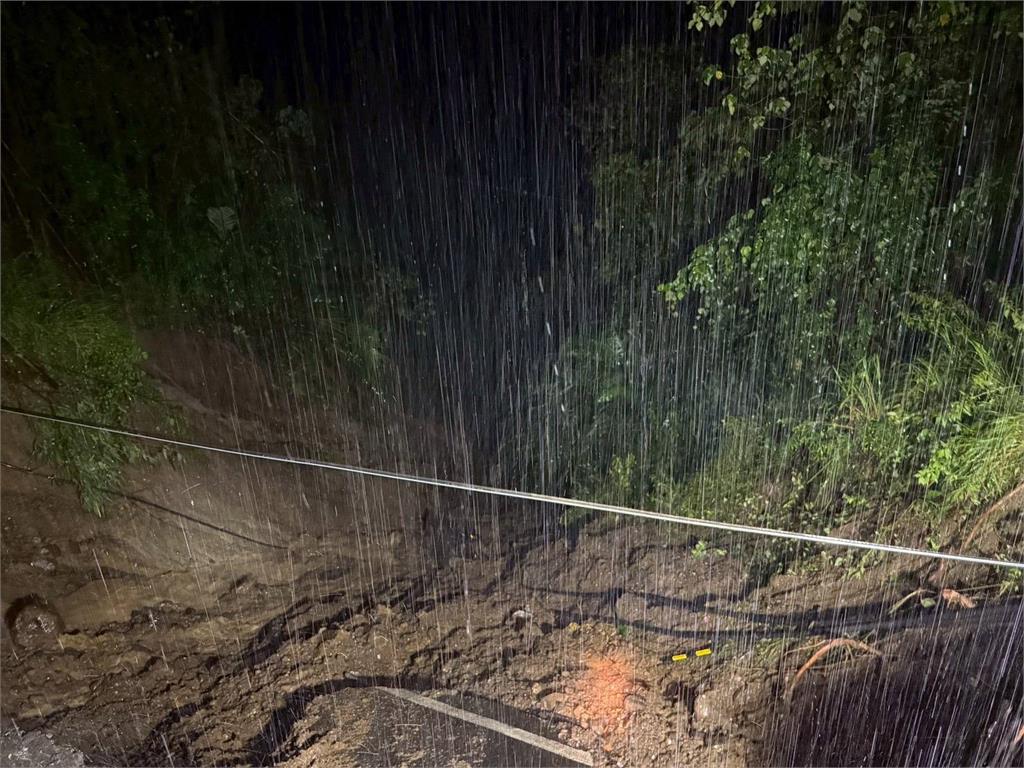 快新聞/暴雨釀災!高雄六龜區道路塌陷「1車疑墜谷失蹤」 5人下落不明
