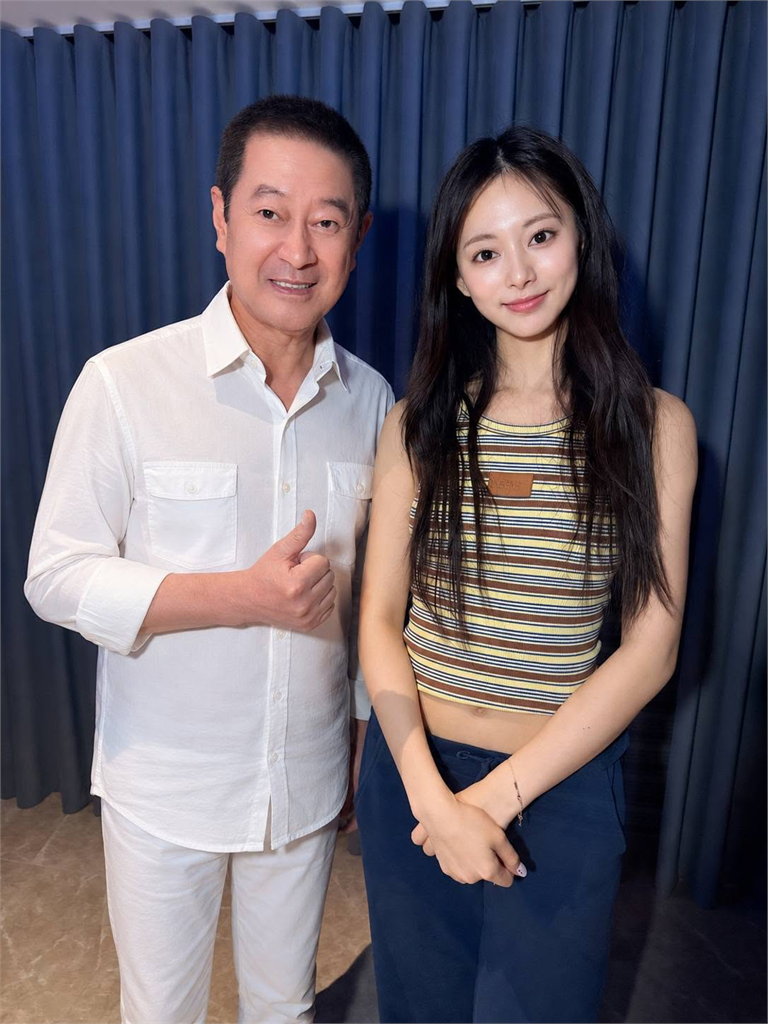 台語天王也是粉絲！蔡小虎夜市捕獲「野生子瑜」　 私下親密合照曝光