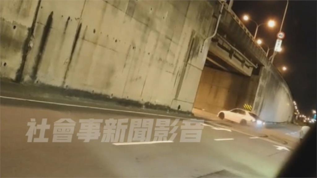 口罩遮車牌！騎士深夜橋下飆車遭逮　員警查獲暴氣怒斥：遮什麼啦