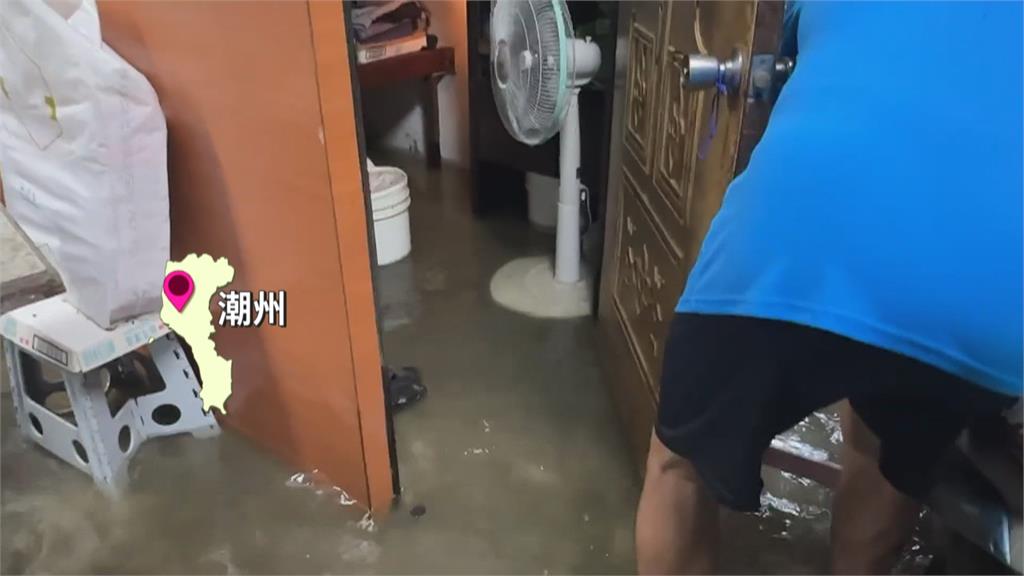 吳郭魚游出魚塭！　屏東潮州居民抓魚苦中作樂續清家園