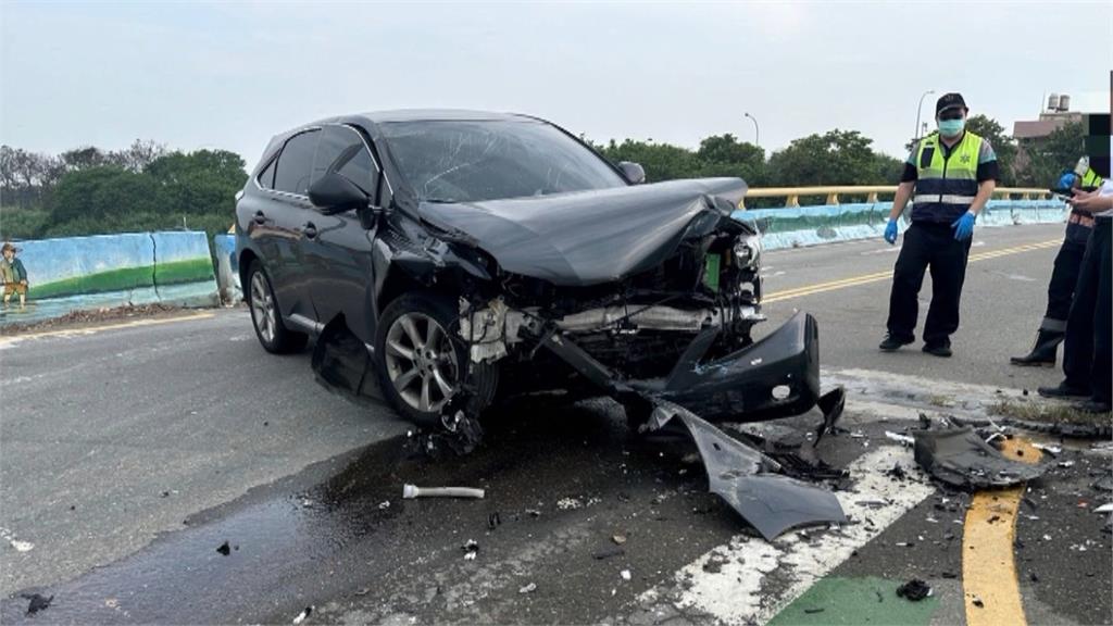 休旅車疑超車車速過快! 失控自撞橋墩「車頭全毀」