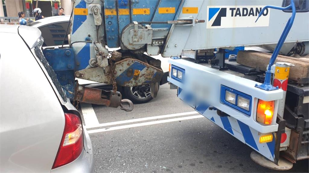 開車講電話釀禍! 吊車吊臂「直插轎車後座」女駕駛嚇瘋