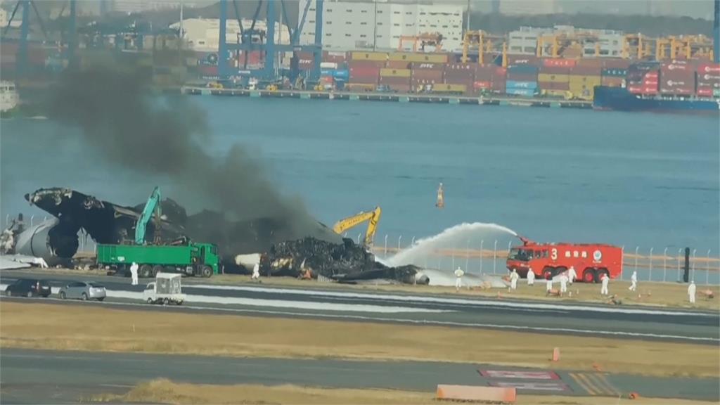 日航516班機殘骸清理作業　燒焦機體突起火冒煙