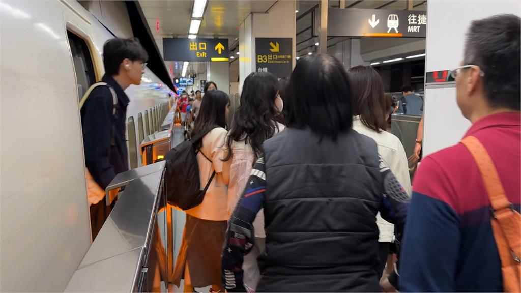高鐵驚傳乘客持刀狠插前座! 竟只因不滿「遭跨越」