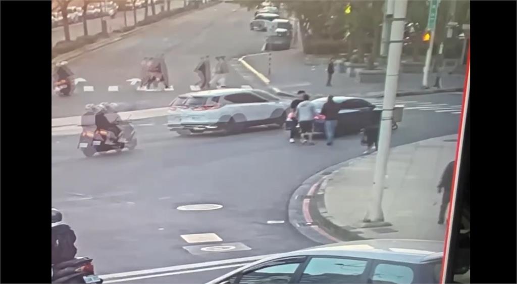 駕駛下車阻擋「瑞士刀攻擊」踹對方　遭起訴傷害罪！男控不合理