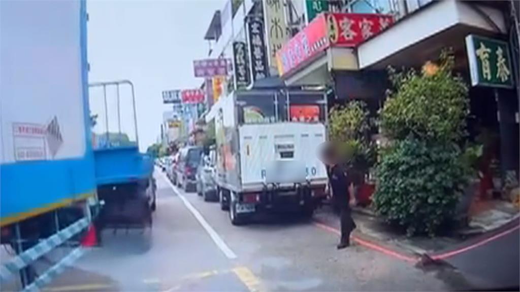 垃圾車沿街清運　不耐久候？聯結車逆向開　連超4台車