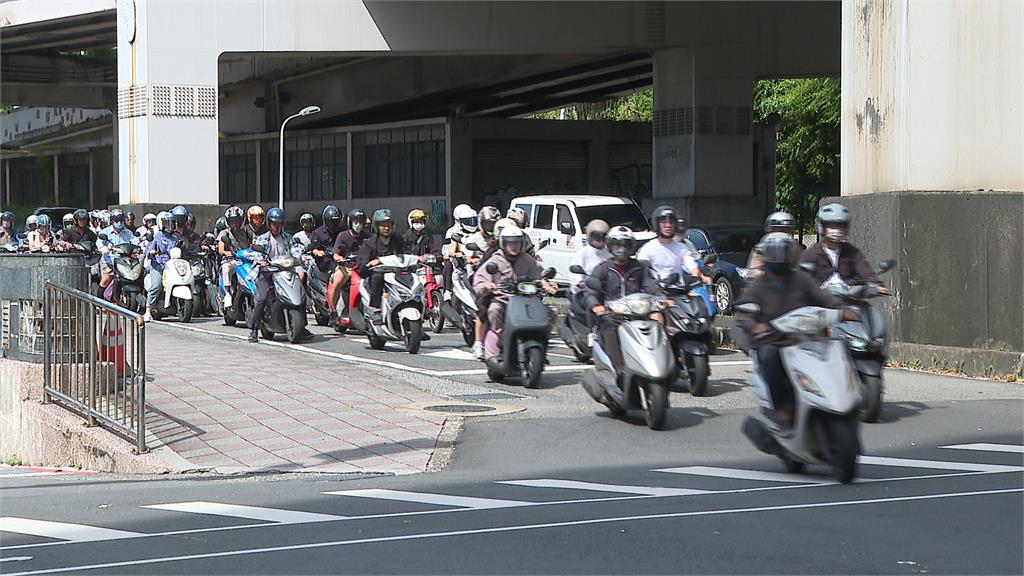 公館圓環不塞車破功怨聲連連　徐巧芯嗆：不是塞車是等紅燈