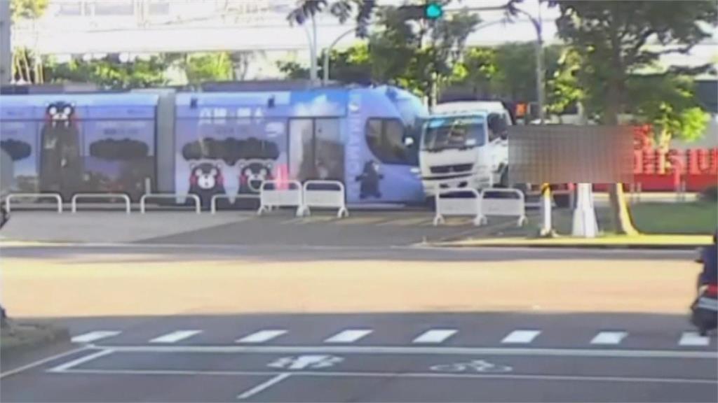 高雄輕軌通車以來最嚴重事故!猛撞闖入軌道貨車7人受傷